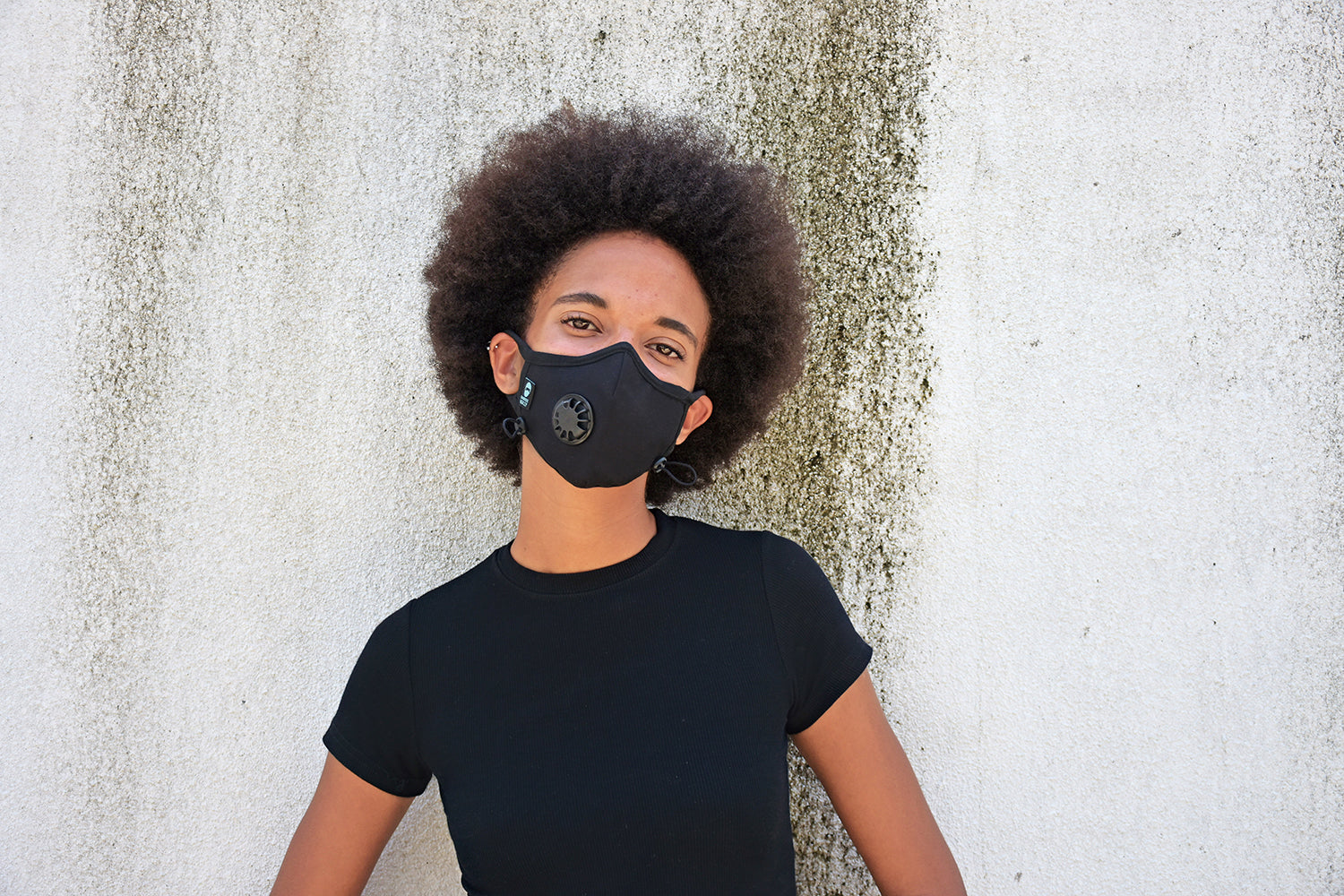 A model wearing a cambridge mask pro 