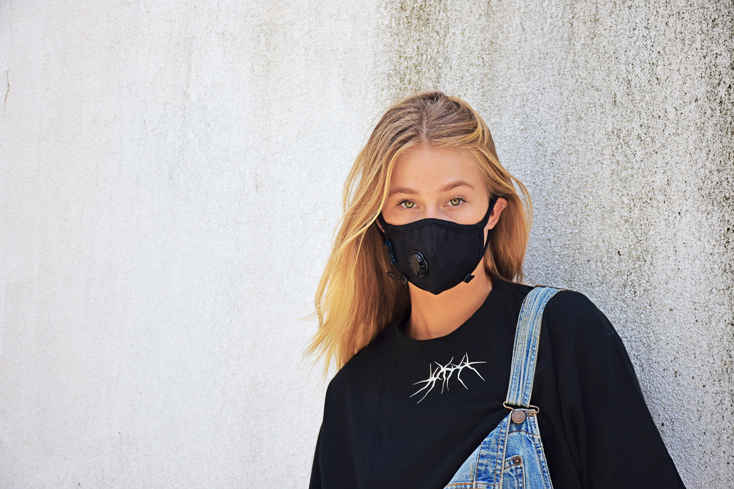 A model wearing a cambridge mask pro 