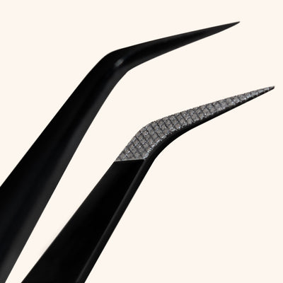 a close up of the tips of the london lash fiber grip volume lash tweezers showing the fiber grip on the inside of the boot